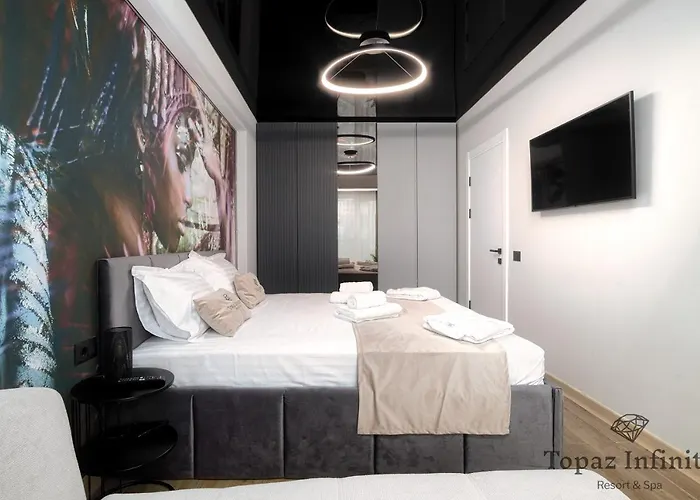 Topaz - Infinity Pool & Năvodari